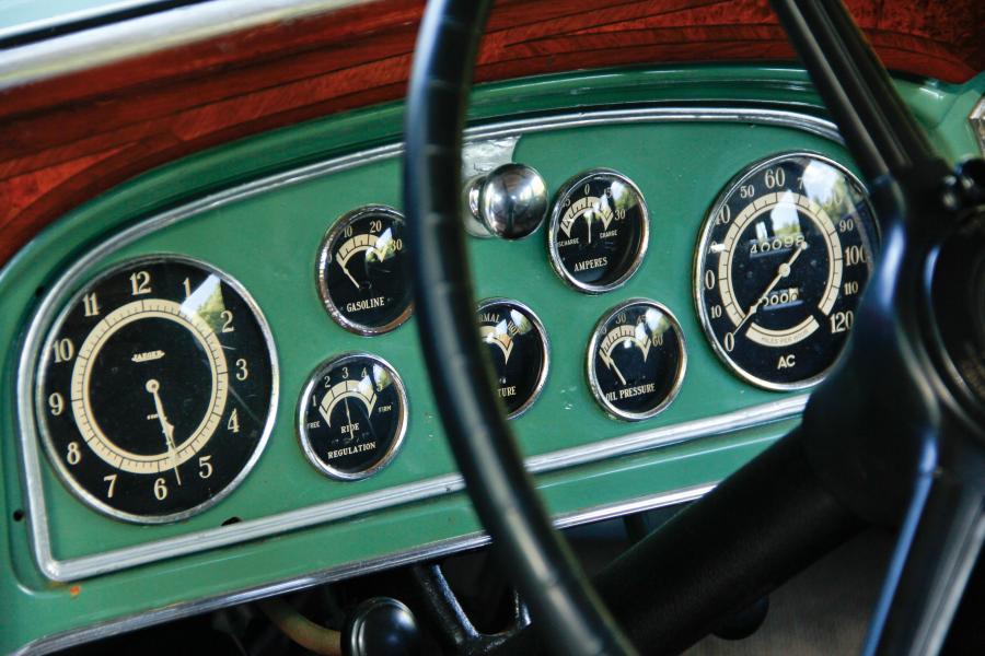 Панель приборов Cadillac V12 370-C Limousine by Fleetwood (5475) 1933 года  (фото 3 из 9)